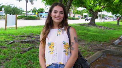 Латиночка за деньги отдалась незнакомцу прямо в его фургоне