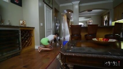 Сексуальная домохозяйка дрочит парню ногами и скачет на большом члене