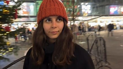 Трахает брюнетку в душе после прогулки по городу