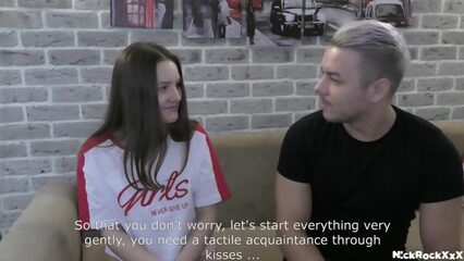 Показал подруге голый член и соблазнил на секс